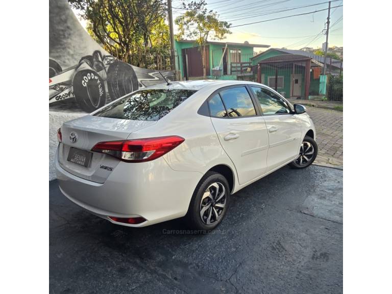 TOYOTA - YARIS - 2023/2023 - Branca - R$ 87.500,00