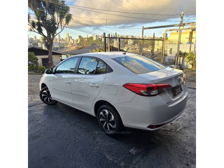 TOYOTA - YARIS - 2023/2023 - Branca - R$ 87.500,00