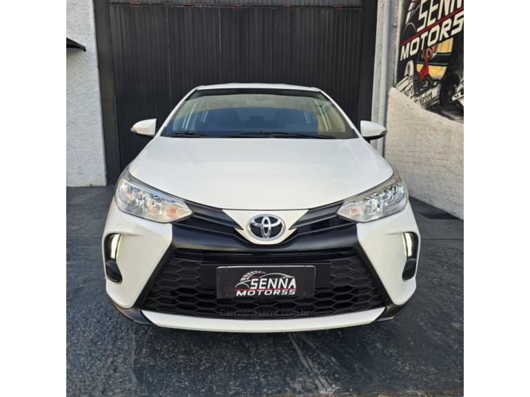 TOYOTA - YARIS - 2023/2023 - Branca - R$ 87.500,00