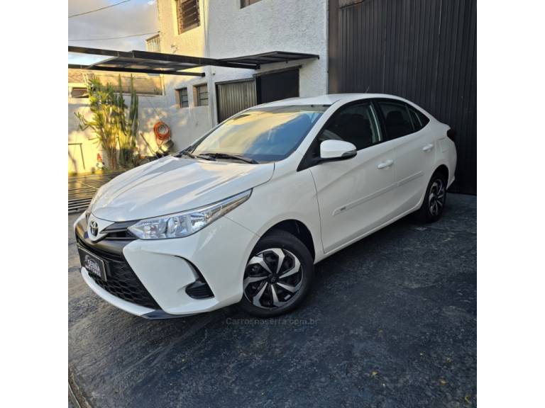 TOYOTA - YARIS - 2023/2023 - Branca - R$ 87.500,00