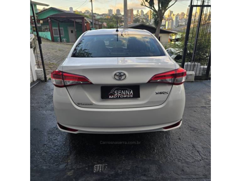 TOYOTA - YARIS - 2023/2023 - Branca - R$ 87.500,00