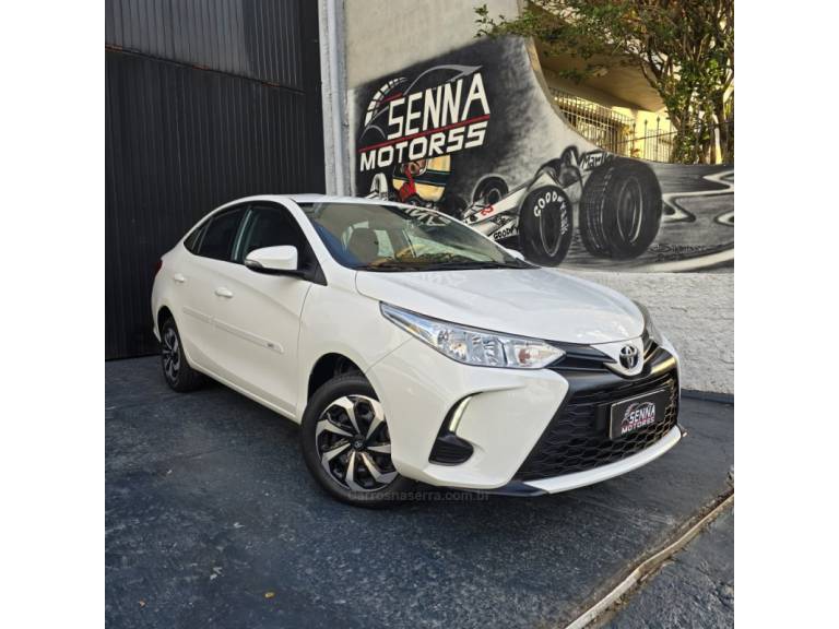 TOYOTA - YARIS - 2023/2023 - Branca - R$ 87.500,00