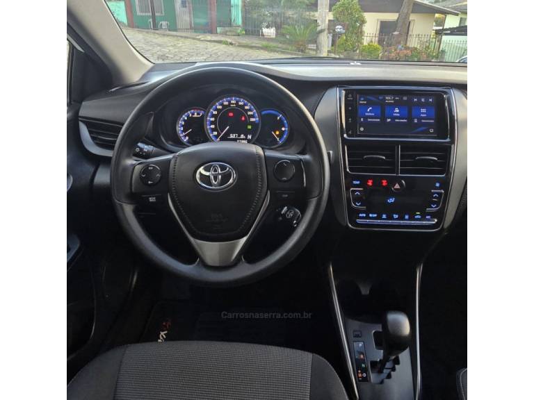 TOYOTA - YARIS - 2023/2023 - Branca - R$ 87.500,00