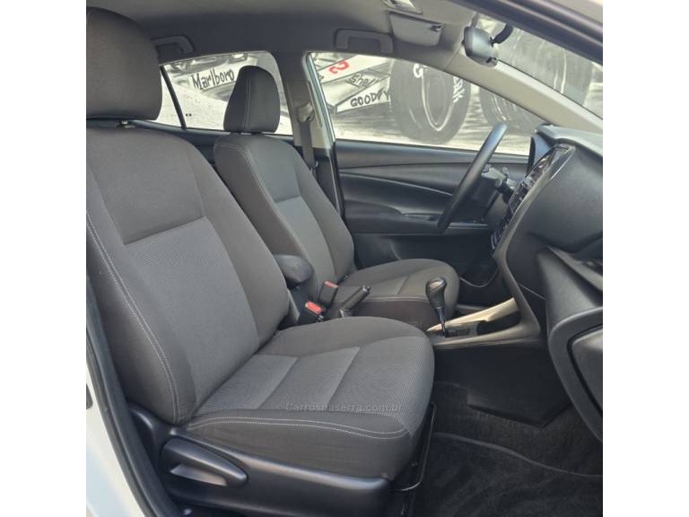 TOYOTA - YARIS - 2023/2023 - Branca - R$ 87.500,00