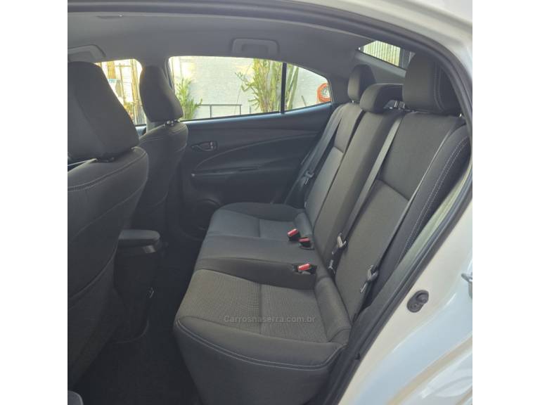 TOYOTA - YARIS - 2023/2023 - Branca - R$ 87.500,00