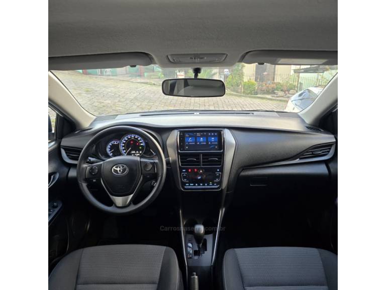TOYOTA - YARIS - 2023/2023 - Branca - R$ 87.500,00